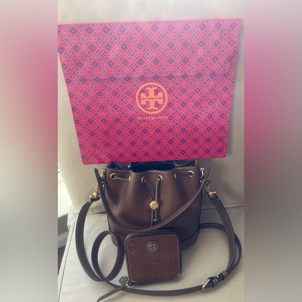 TORY BURCH T MONOGRAM BUCKET HANDBAG AND WALLET